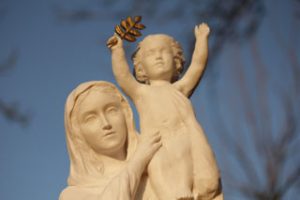 Notre_Dame_de_France_prier_statue