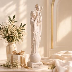 Statue de Notre-Dame de France, Reine de la Paix, dans un foyer