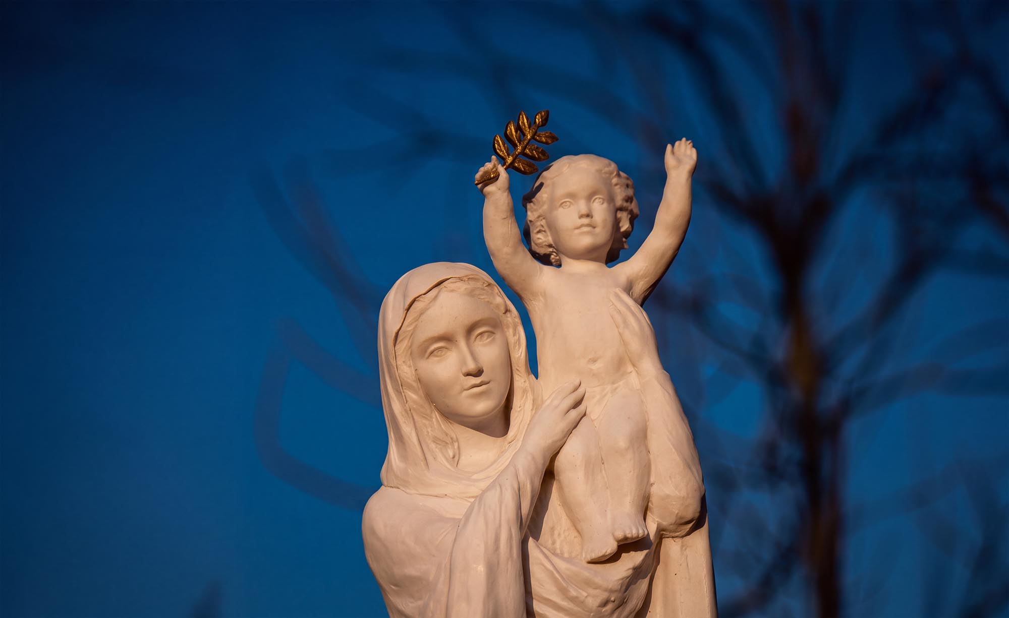La statue de Notre-Dame de France portant l'Enfant Jésus qui tient un rameau d'olivier
