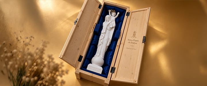 Statue de la Vierge pèlerine en procession