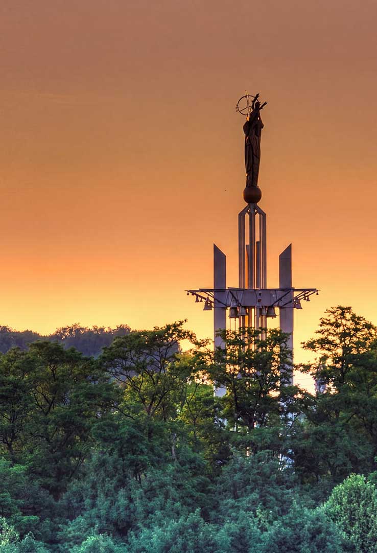Statue de Notre-Dame de France illuminée au crépuscule, Baillet-en-France