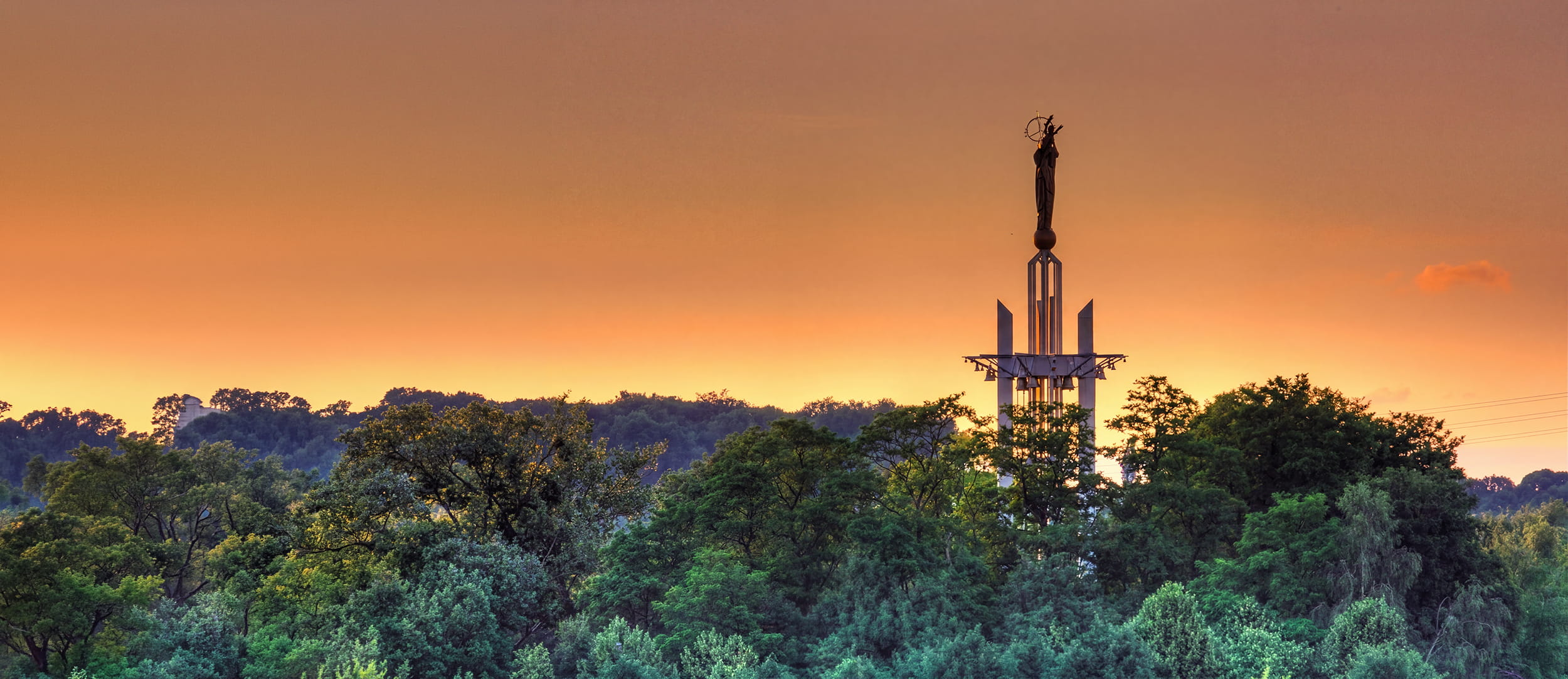 Statue de Notre-Dame de France illuminée au crépuscule, Baillet-en-France