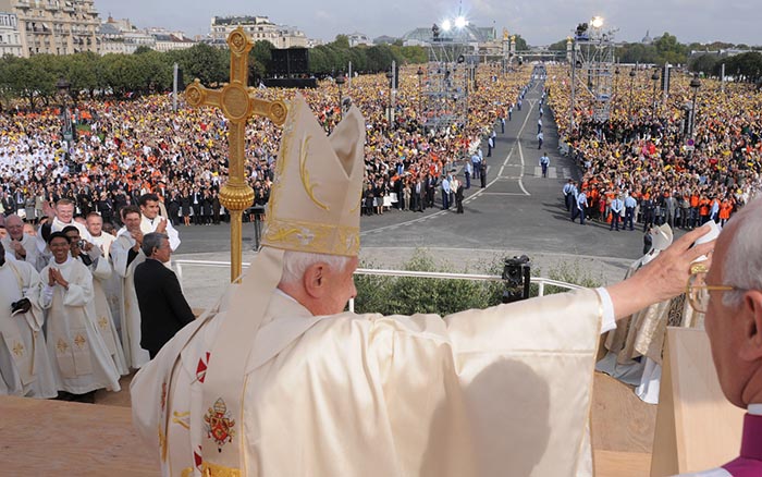 Le pape Benoît XVI bénissant la foule lors de sa messe à Paris en 2008