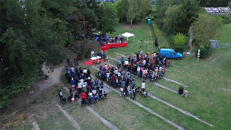 Pèlerins réunis pour une messe en plein air au pied de la statue