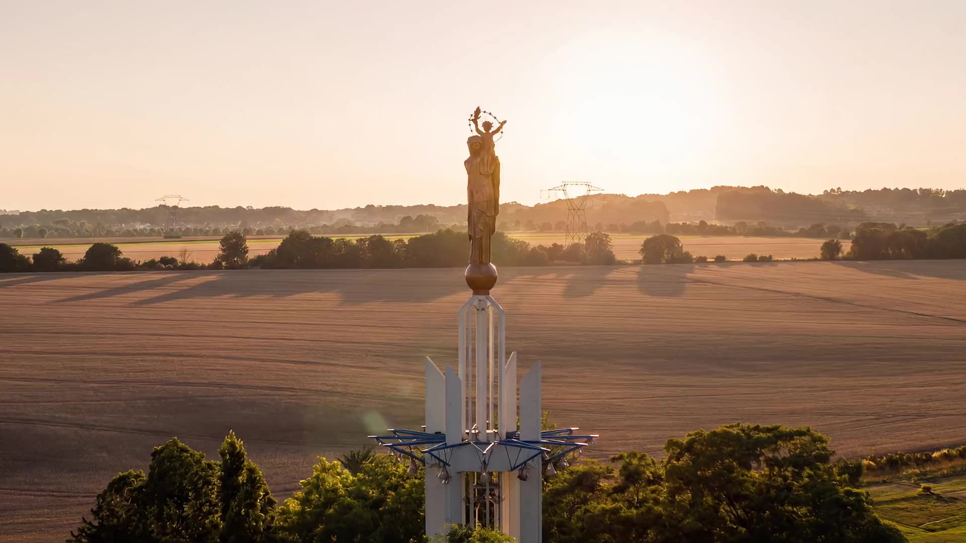 La statue monumentale de Notre-Dame de France au soleil couchant, à Baillet-en-France