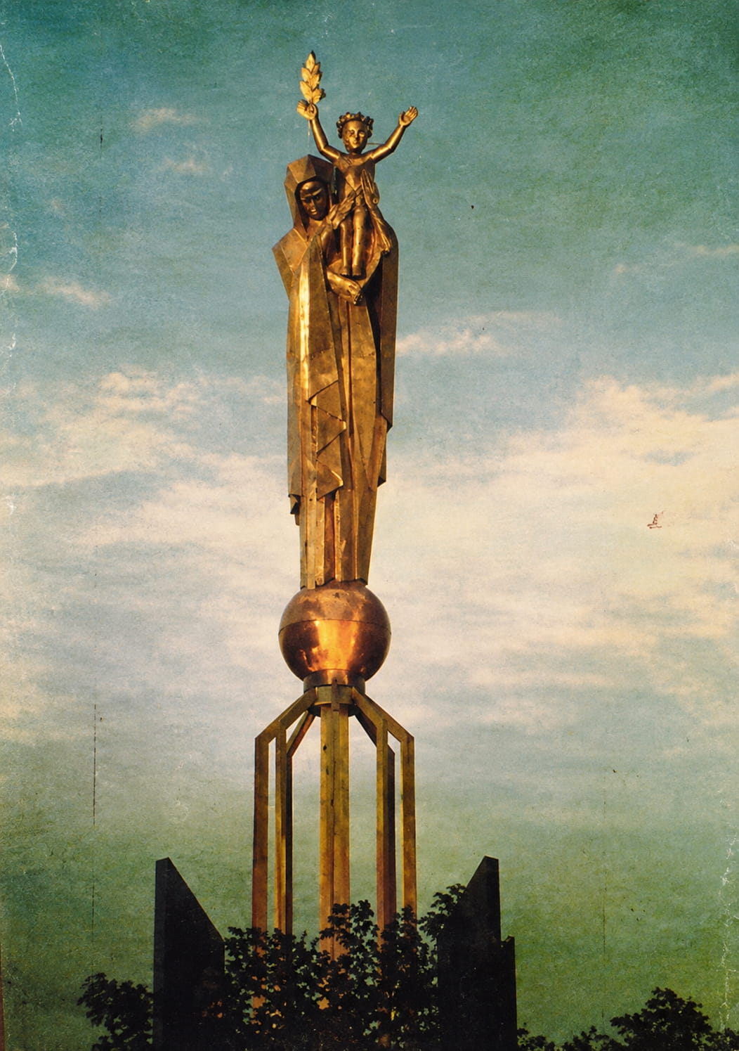 La statue de Notre-Dame de France sur son piédestal, photo d'archive
