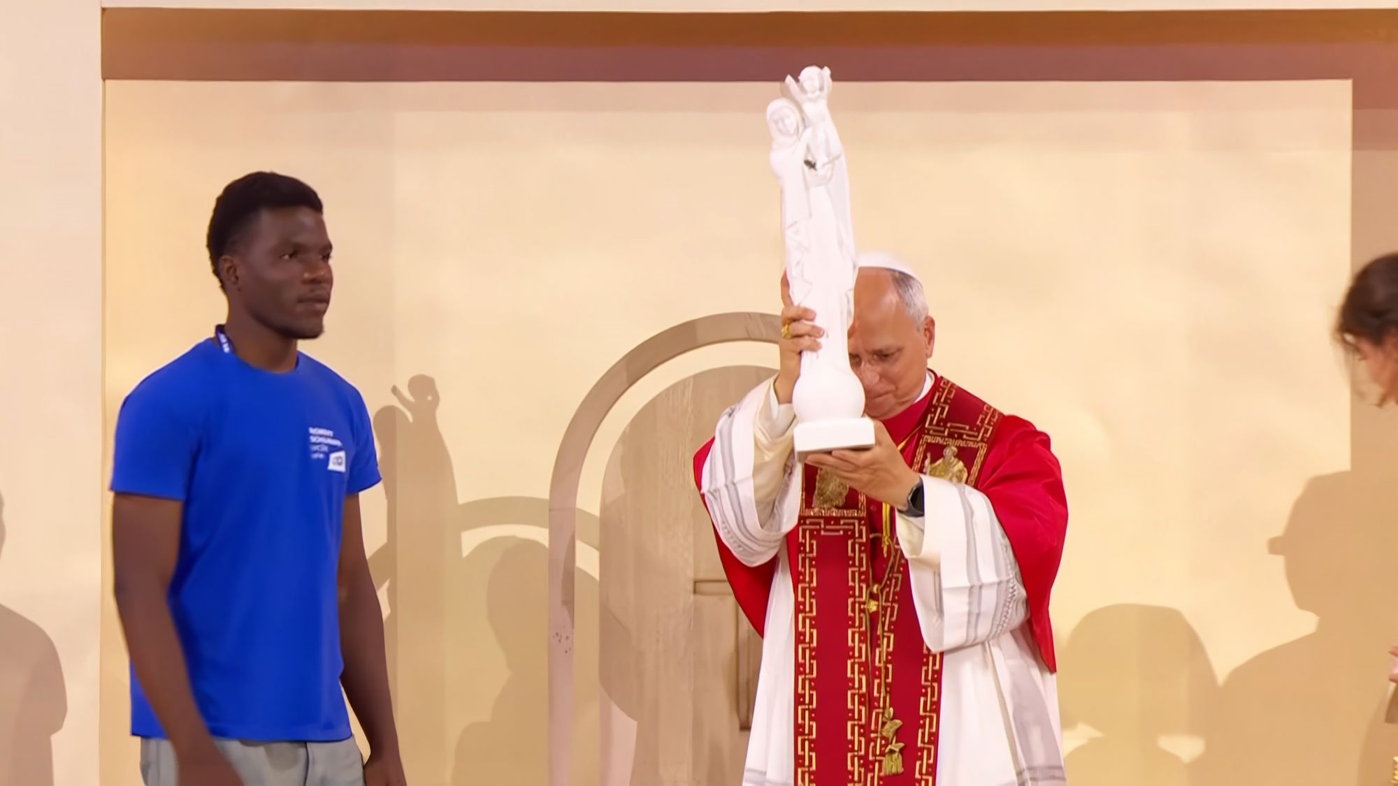Le pape Léon XIV élève à bout de bras la statue de Notre-Dame de France