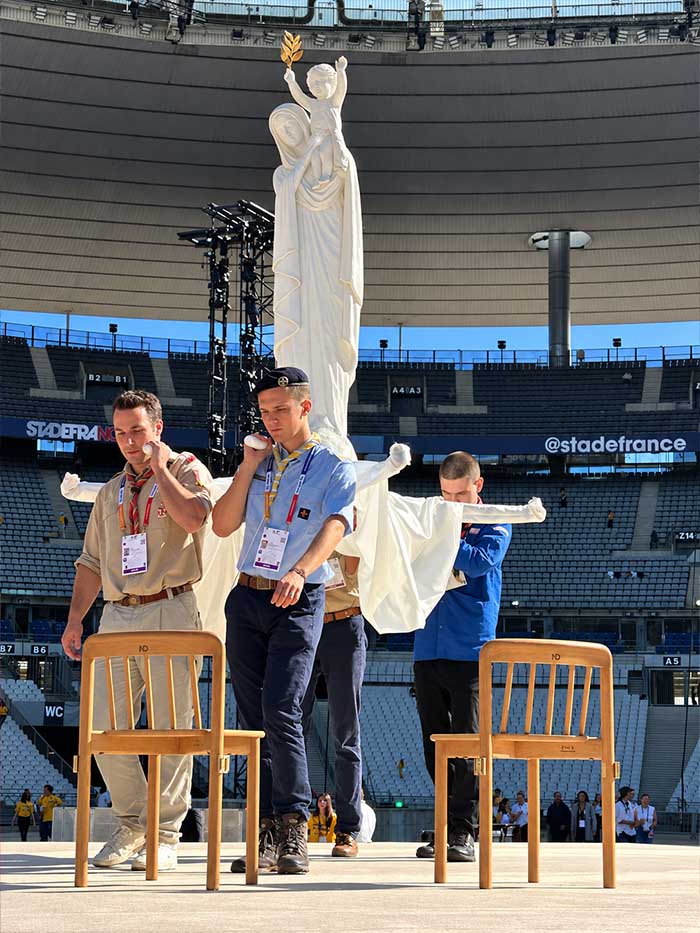 Des scouts portent sur leurs épaules la statue de 2 mètres de Notre-Dame de France lors d'une répétition au Stade de France