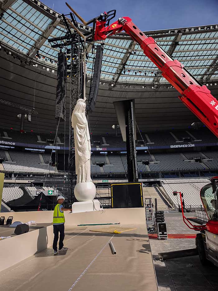 La statue de 4 mètres de Notre-Dame de France hissée sur l'estrade du Stade de France