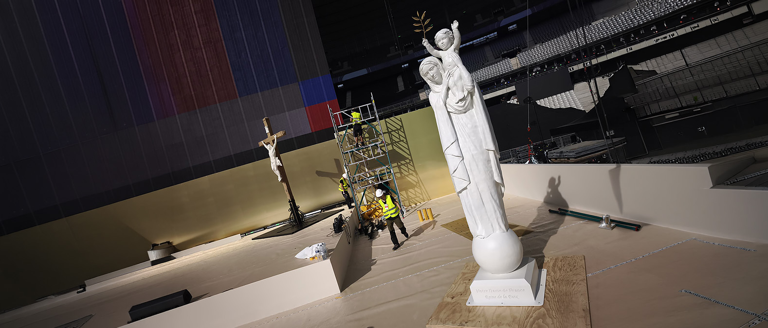 La statue de la Vierge Notre-Dame de France et la grande croix sur l'estrade du Stade de France, veillée des jeunes avec le pape Léon XIV