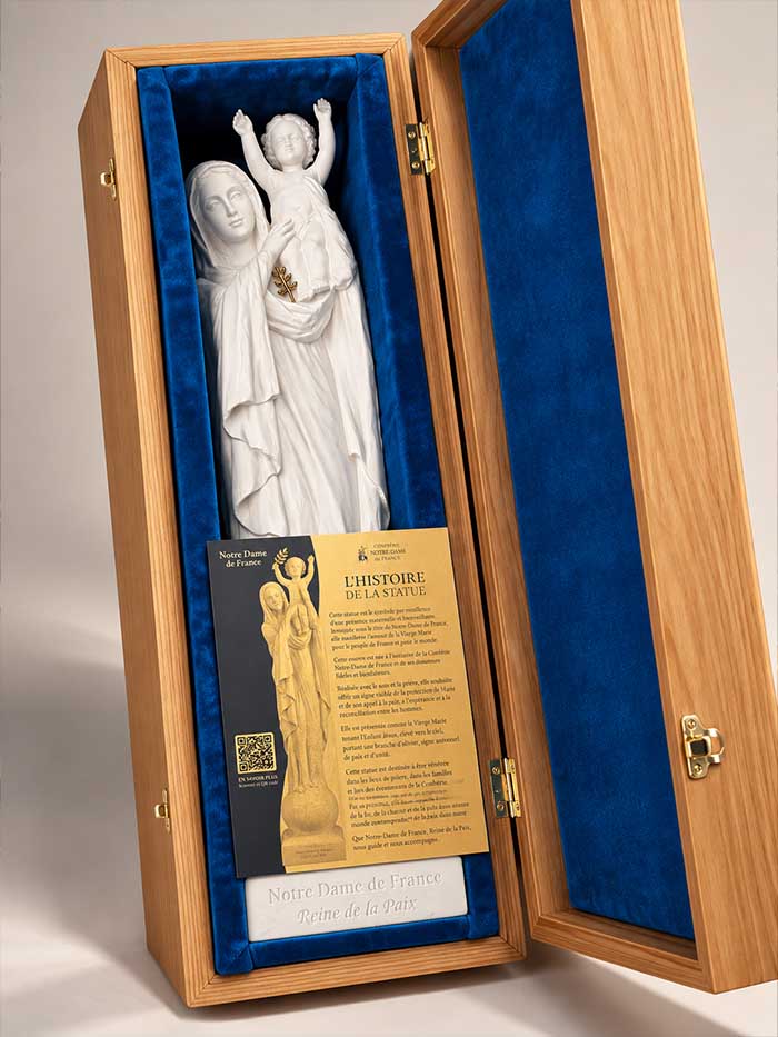 La statue de Notre-Dame de France de 62 cm offerte au pape Léon XIV lors de la veillée des jeunes au Stade de France