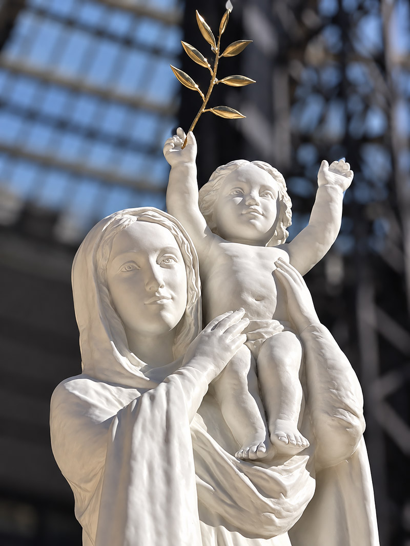 Gros plan sur la statue de 4 mètres de Notre-Dame de France pendant la veillée des jeunes au Stade de France