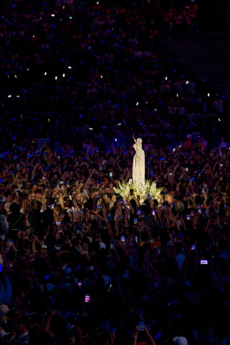 La statue Notre-Dame de France en procession.