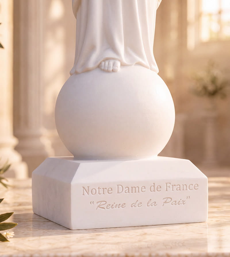 Le globe et le socle gravé de la statue Notre-Dame de France, Reine de la Paix