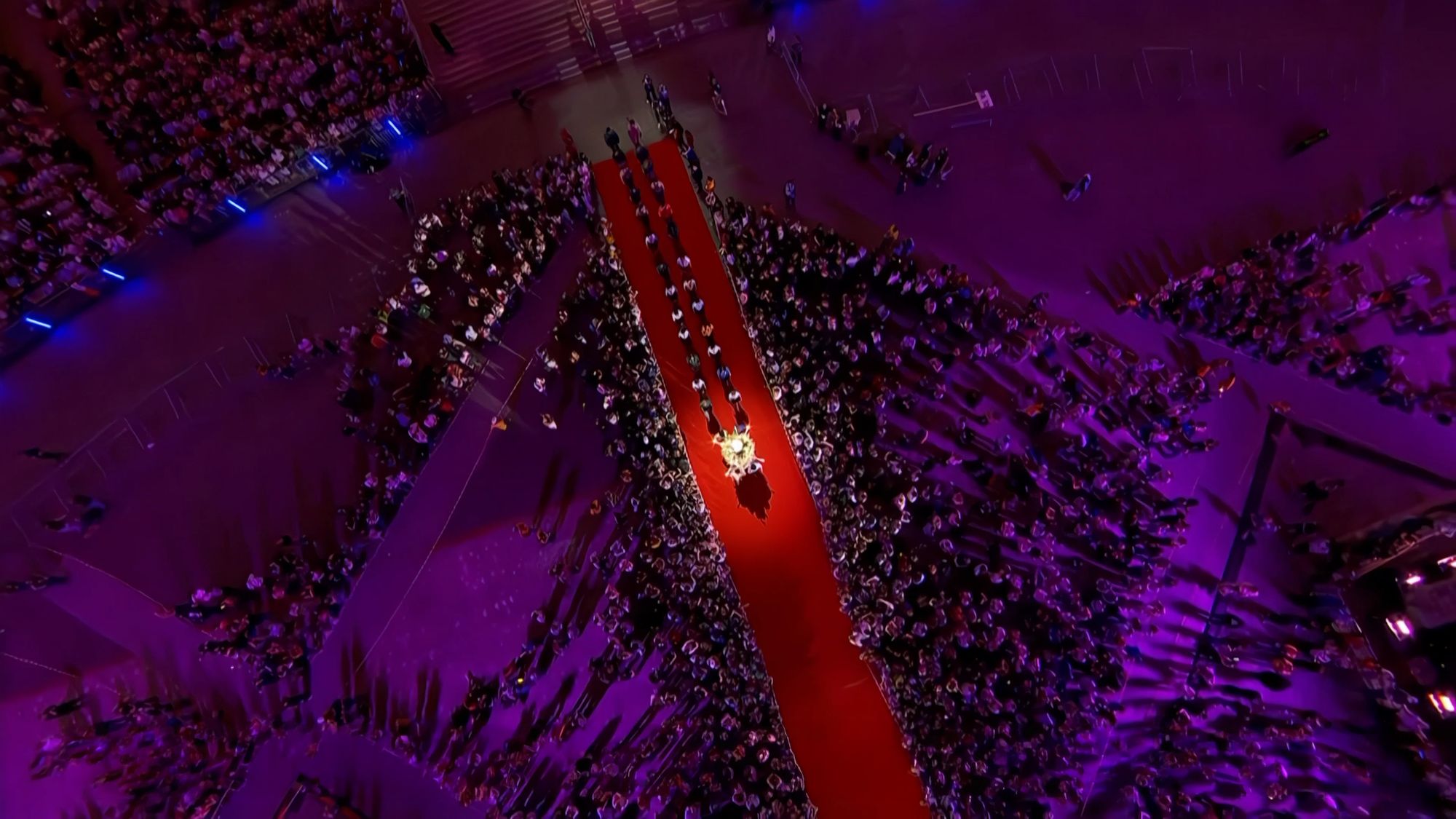 Vue aérienne de la procession de Notre-Dame de France sur le tapis rouge, au milieu de la foule du Stade de France