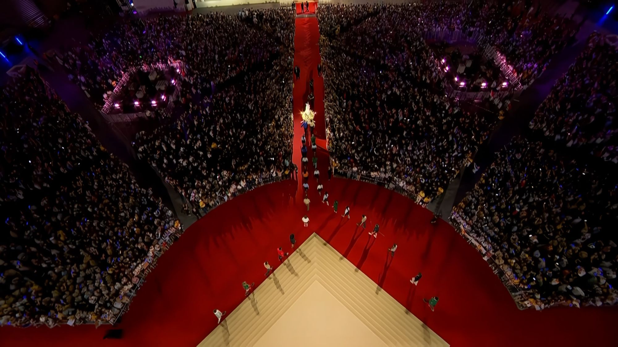 Vue aérienne : la statue de Notre-Dame de France remonte le tapis rouge jusqu'au pied de l'estrade du pape