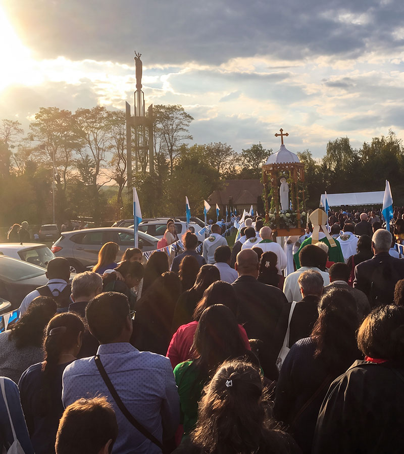 Procession de la Vierge Marie le 15 août au sanctuaire Notre-Dame de France
