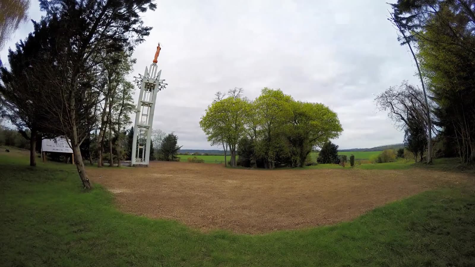 Le terrain au pied de la statue, avant la construction de la chapelle