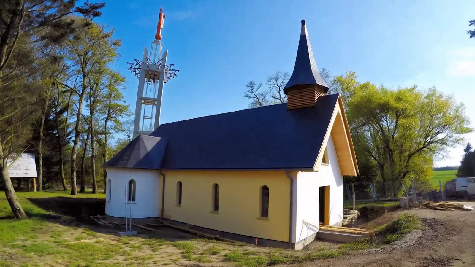 Les enduits clairs de la chapelle et de son abside