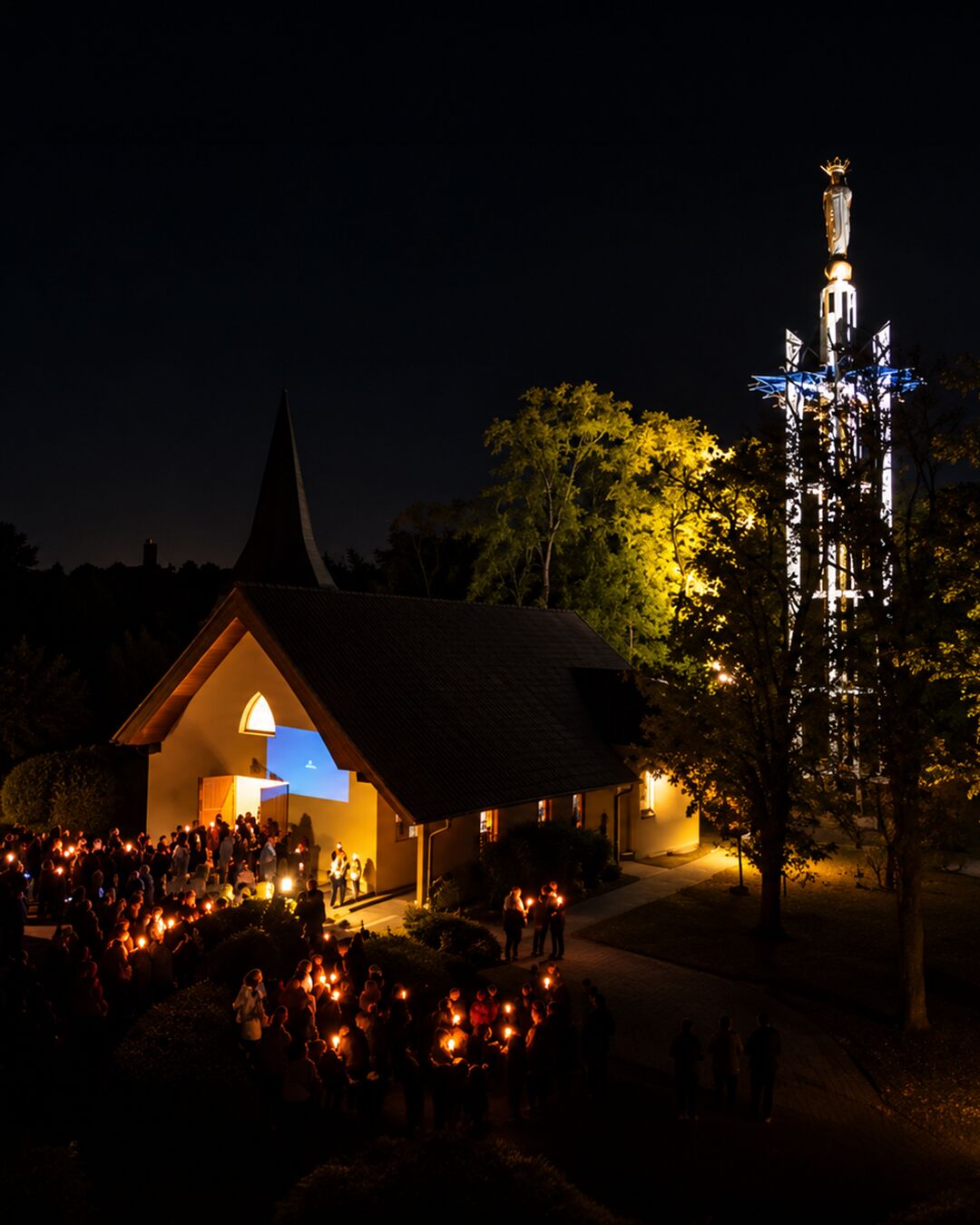 La chapelle et la statue monumentale de nuit.