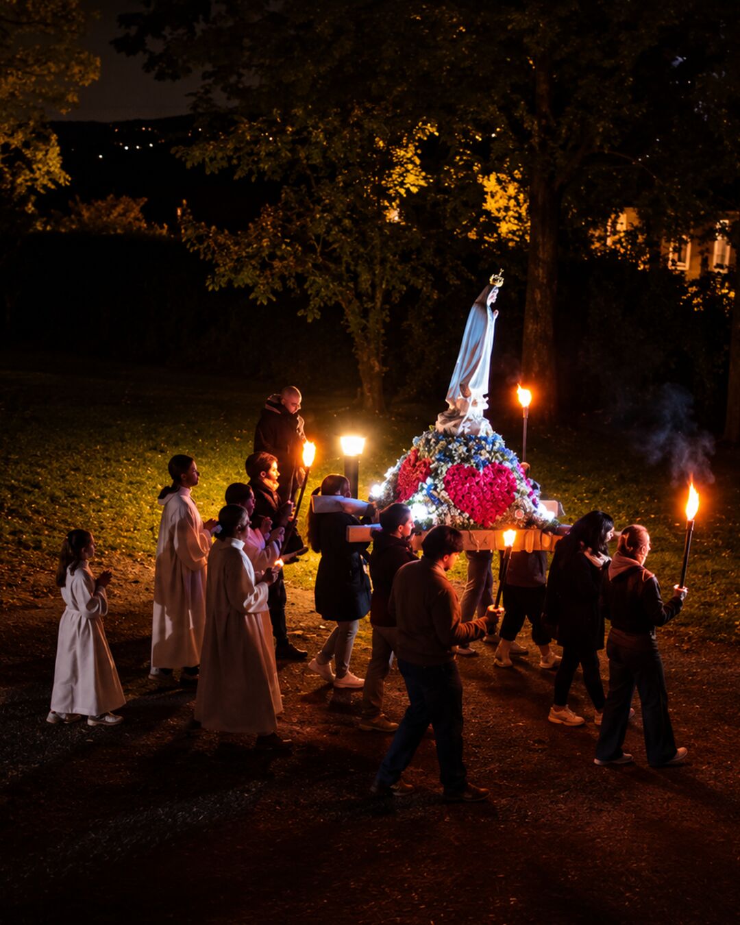 Porteurs de la statue de Notre-Dame de Fatima pendant la procession aux flambeaux