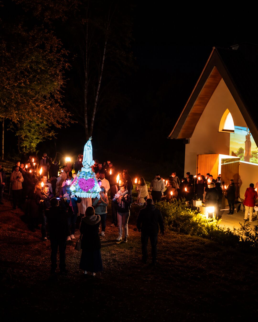 Le cortège approche de la chapelle.