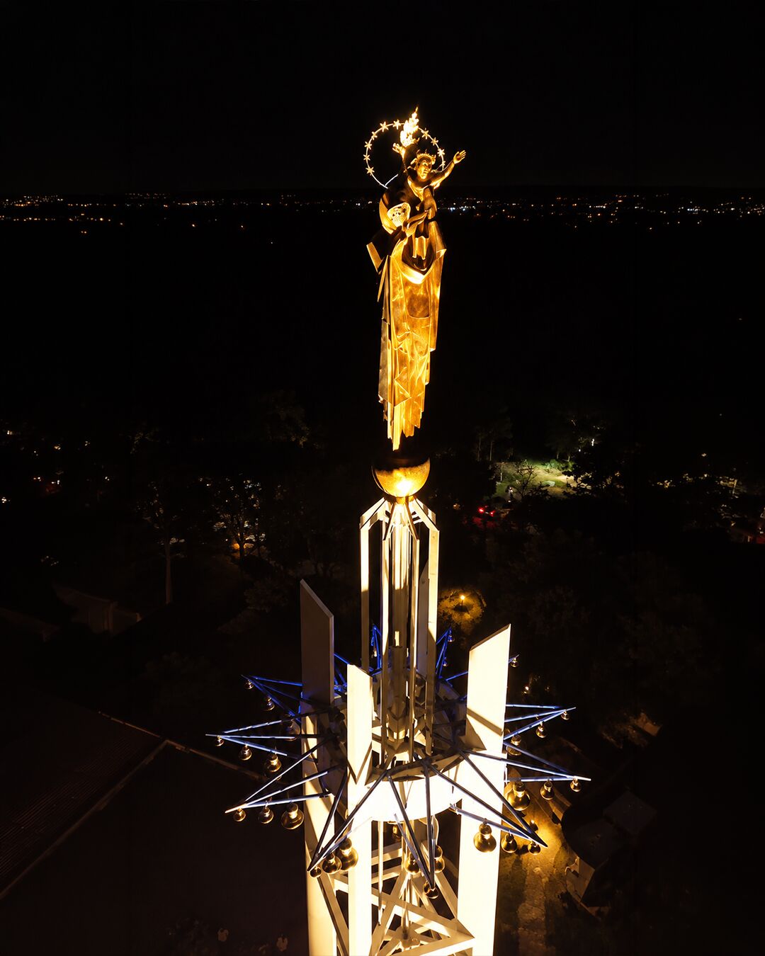 La statue monumentale de Notre-Dame de France, illuminée dans la nuit.