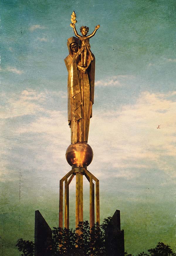 La statue de Notre-Dame de France présentant l'Enfant Jésus, couronnée de douze étoiles