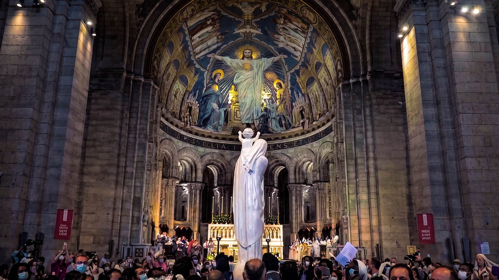 La statue pèlerine de Notre-Dame de France dans la basilique du Sacré-Cœur de Montmartre, pendant le pèlerinage du M de Marie