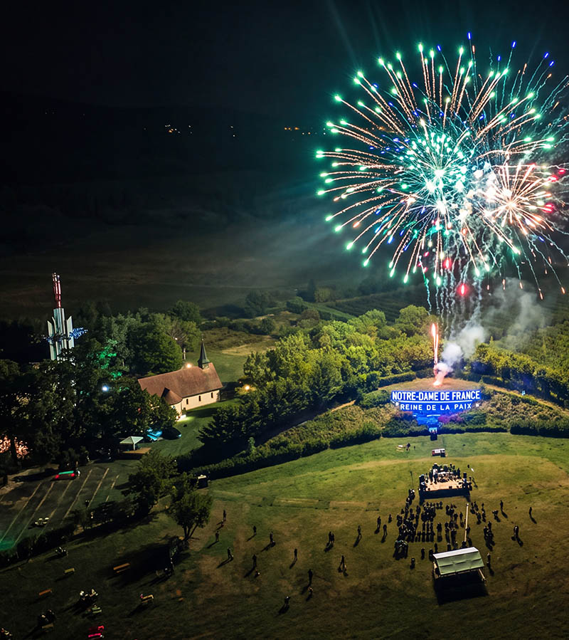Feu d'artifice du Maranatha Festival au pied de Notre-Dame de France