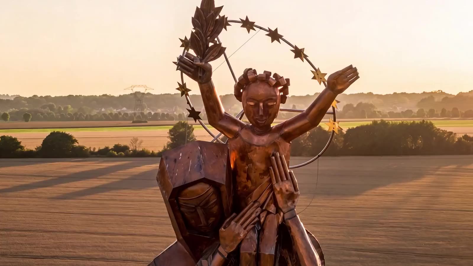 La statue de Notre-Dame de France au-dessus de la plaine, à Baillet-en-France