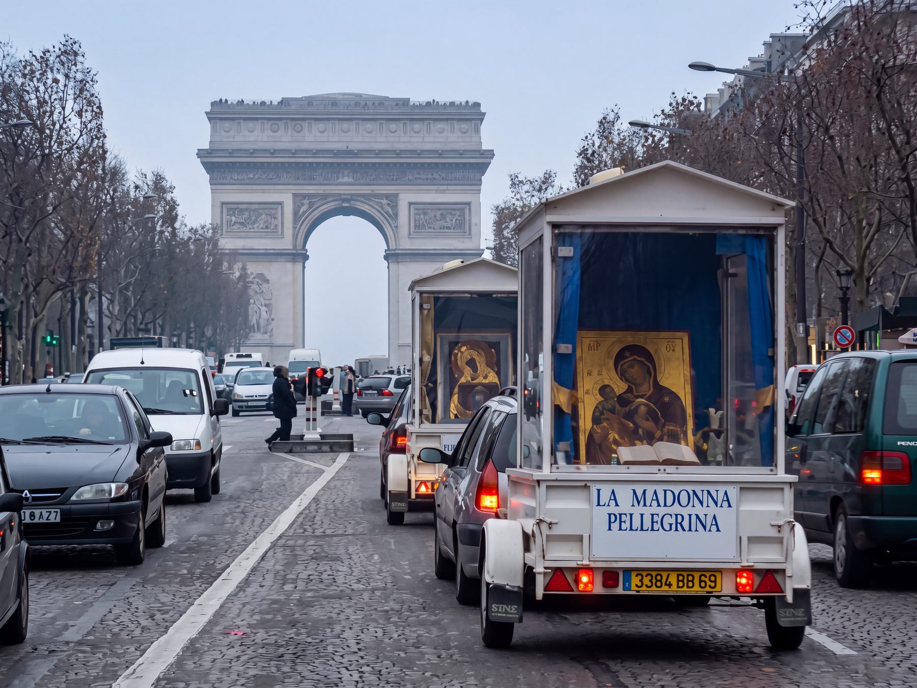 Deux Vierges pèlerines dans leurs chapelles de verre, sur les Champs-Élysées à Paris